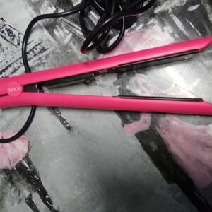 NWOT Soleil Ceramic Hair Straightener Basic Hot Pink